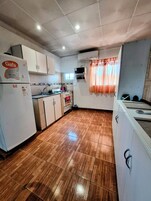 Refrigerador, microondas, horno, utensilios de cocina