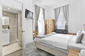 1 bedroom, iron/ironing board, Internet, bed sheets - Superior En-Suite Room near Hyde Park (London)