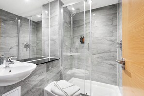 Hair dryer - Superior En-Suite Room near Hyde Park (London)