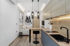 Private kitchen - Modern Industrial Studio | 2’ from Metro & 10’ from Seafront | Centrally Located (Thessaloniki)