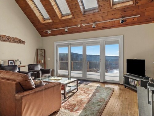 The Pond House: cozy home with a mountain view perfect for a Catskills getaway