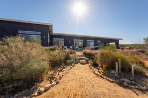 Property grounds - Desert Dawn | Spa | Fire Pit | Joshua Tree Park (Joshua Tree)