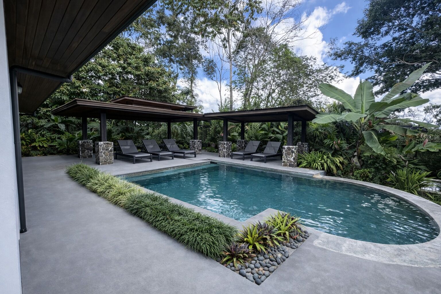 Una piscina al aire libre