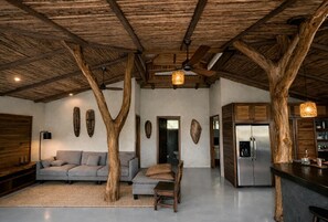 Vila, vista para o jardim | Banheiro | Produtos de toalete grátis, secador de cabelo, roupões de banho 