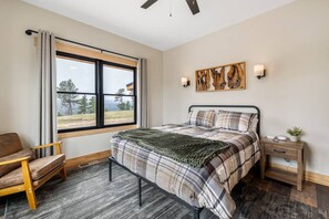 5 bedrooms, iron/ironing board, WiFi, bed sheets