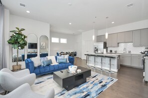 Living area - Fabulous Houston 3BR Luxurious Stay- minutes to Med Ctr, Downtown & NRG Stadium (Houston)