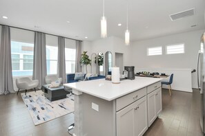 Interior - Fabulous Houston 3BR Luxurious Stay- minutes to Med Ctr, Downtown & NRG Stadium (Houston)