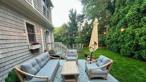 Eine Terrasse mit einer Sofagarnitur, Stühlen und einem Couchtisch.