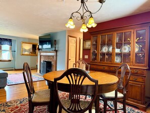 Dining - Pet Friendly, 3 Bedroom, 2.5 Bath Sleeps 7, Yarmouth Port Home. With 2 Kayaks (Yarmouth)