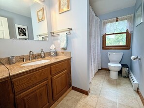 Bathroom - Pet Friendly, 3 Bedroom, 2.5 Bath Sleeps 7, Yarmouth Port Home. With 2 Kayaks (Yarmouth)