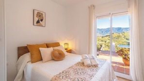 2 bedrooms, iron/ironing board, travel cot, WiFi - Villa María Sayalonga by Ruralidays (Málaga)
