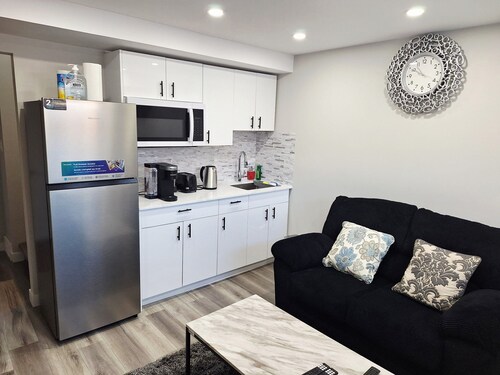 Cozy Two Bedrooms Basement Suite