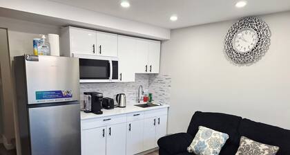 Cozy Two Bedrooms Basement Suite
