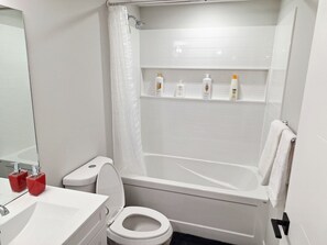 Haartrockner, Handtücher, Seife, Shampoo
