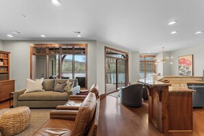 TV, fireplace, offices - Newly Renovated! Walk-In Condo on Lake Taneycomo! (Branson)