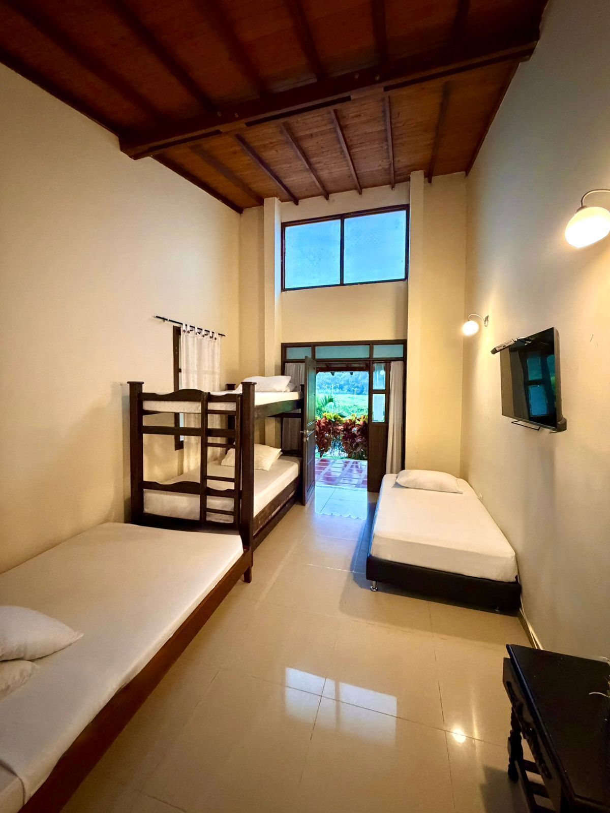   ห้องแฟมิลี่, ลานระเบียง, วิวสระว่ายน้ำ