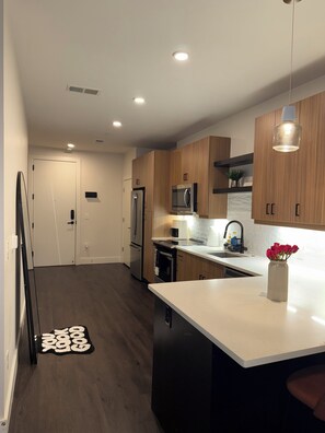 Private kitchen - Modern 1BR Downtown ATL - Minutes to Benz Stadium (Atlanta)