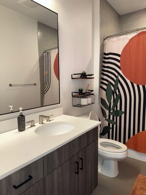 Towels, toilet paper - Modern 1BR Downtown ATL - Minutes to Benz Stadium (Atlanta)