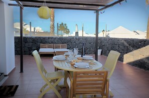 Outdoor dining - Los Alisios House, Lanzarote (Costa Teguise)