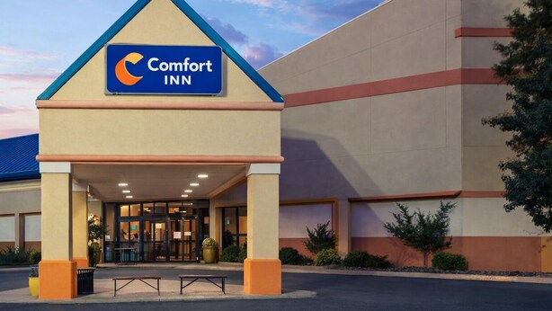 Ingresso dell'hotel Comfort Inn con insegna blu, portico coperto e parcheggio.