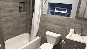 Une salle de bain avec une baignoire, des toilettes et un lavabo.