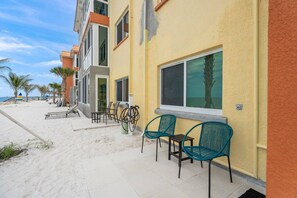 Ein Hotel am Strand mit Außenbereich und Blick auf den Ozean.