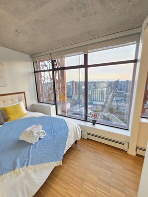 1 bedroom, iron/ironing board, WiFi, bed sheets - Modern Downtown Apartment with Million City Views (Vancouver)