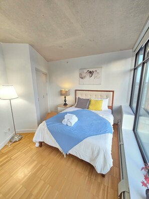 1 bedroom, iron/ironing board, WiFi, bed sheets - Modern Downtown Apartment with Million City Views (Vancouver)