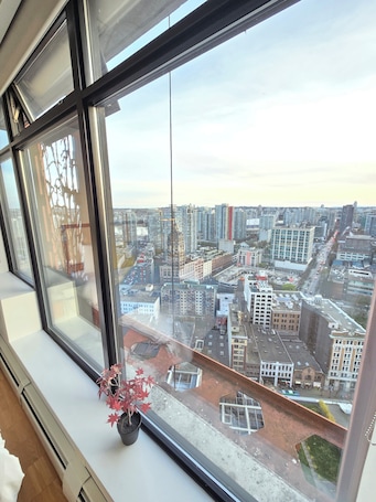 Innenbereich. Modern Downtown Apartment with Million City Views