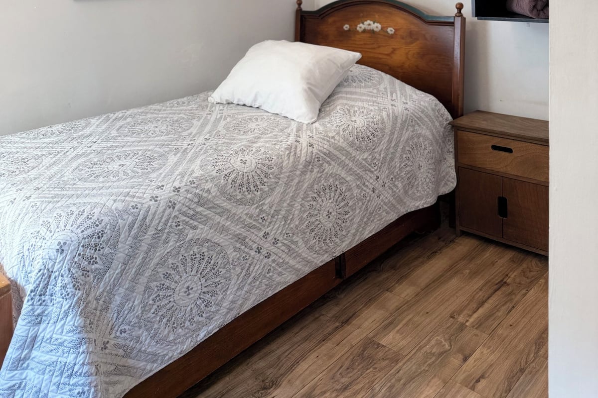 Yhden hengen perushuone, parveke, näköala puutarhaan