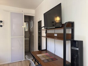 Comfort Double Room, Patio, Courtyard View | Interior - The 222 (Mexico City)
