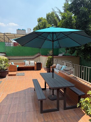 Quarto casal clássico, vista para o jardim | Opções para refeição ao ar livre