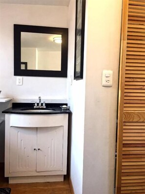 Habitación individual básica, balcón, vista al jardín | Baño