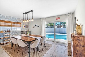 Dining - Sunny House With Pool - Spacious (Hollywood)