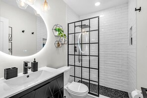 Shower, hair dryer, towels, shampoo - Sunny House With Pool - Spacious (Hollywood)
