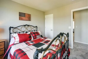 4 bedrooms, WiFi, bed sheets, wheelchair access - Furnished 4BR Townhome in Monument-Executive, Medical & Military Housing (Monument)