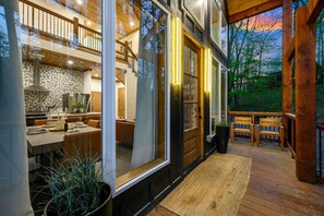 Uma casa moderna com área de jantar, janelas amplas e um deck.