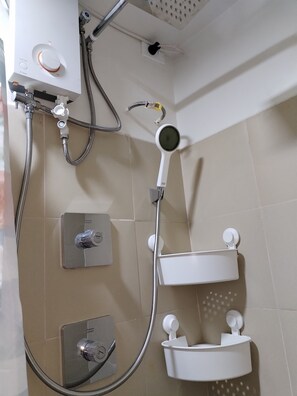Shower, hair dryer, bidet, towels - cozy room for family moa complex ikea smx airport ayala malls okada (Pasay City)
