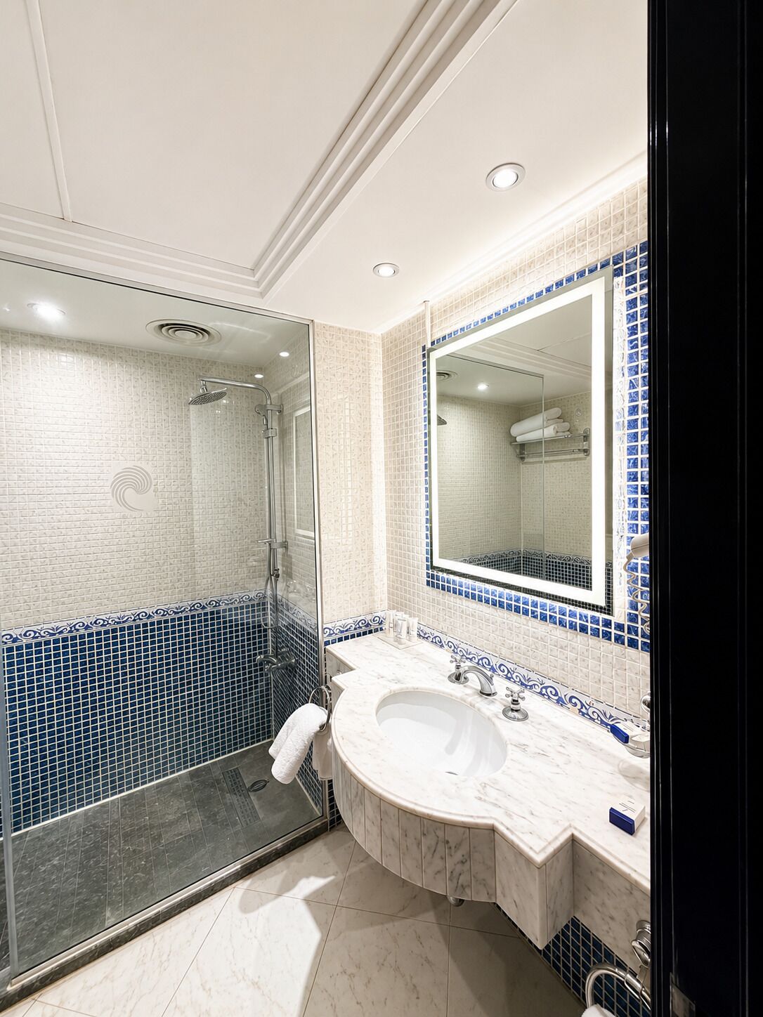 Een haardroger, een bidet, handdoeken, zeep