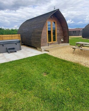 Outdoor dining - Cosy Rural Cabin with Electric Hot Tub (Grantham)