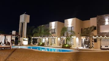 Una piscina al aire libre