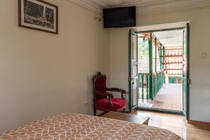 Habitació familiar, diversos llits, vistes al pati