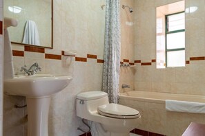 Familienzimmer, Mehrere Betten, Blick auf den Innenhof | Badezimmer