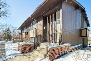 Exterior - Lake View Condo centrally located, sleep up to 6 with a Pool (Lake Geneva)