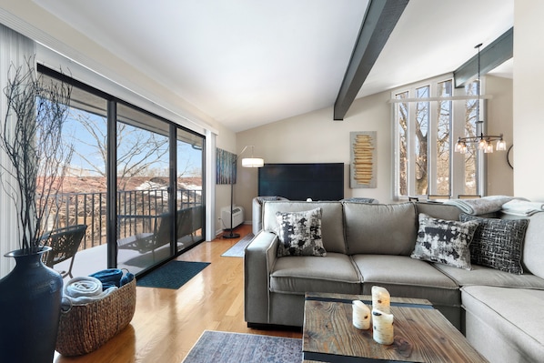 Living area - Lake View Condo centrally located, sleep up to 6 with a Pool (Lake Geneva)