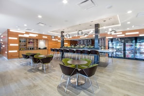 Dining - Lake View Condo centrally located, sleep up to 6 with a Pool (Lake Geneva)