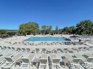 Pool - Lake View Condo centrally located, sleep up to 6 with a Pool (Lake Geneva)