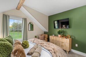3 bedrooms, desk, iron/ironing board, free WiFi - Modern Farmhouse w/ Hot Tub, Yard. Pet Friendly! (Roseland)