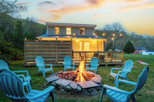 Modern Farmhouse w/ Hot Tub, Yard. Pet Friendly!