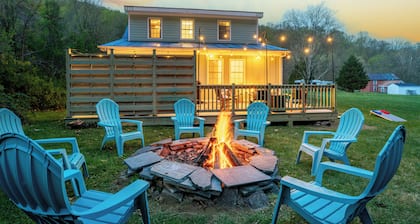 Modern Farmhouse w/ Hot Tub, Yard. Pet Friendly!